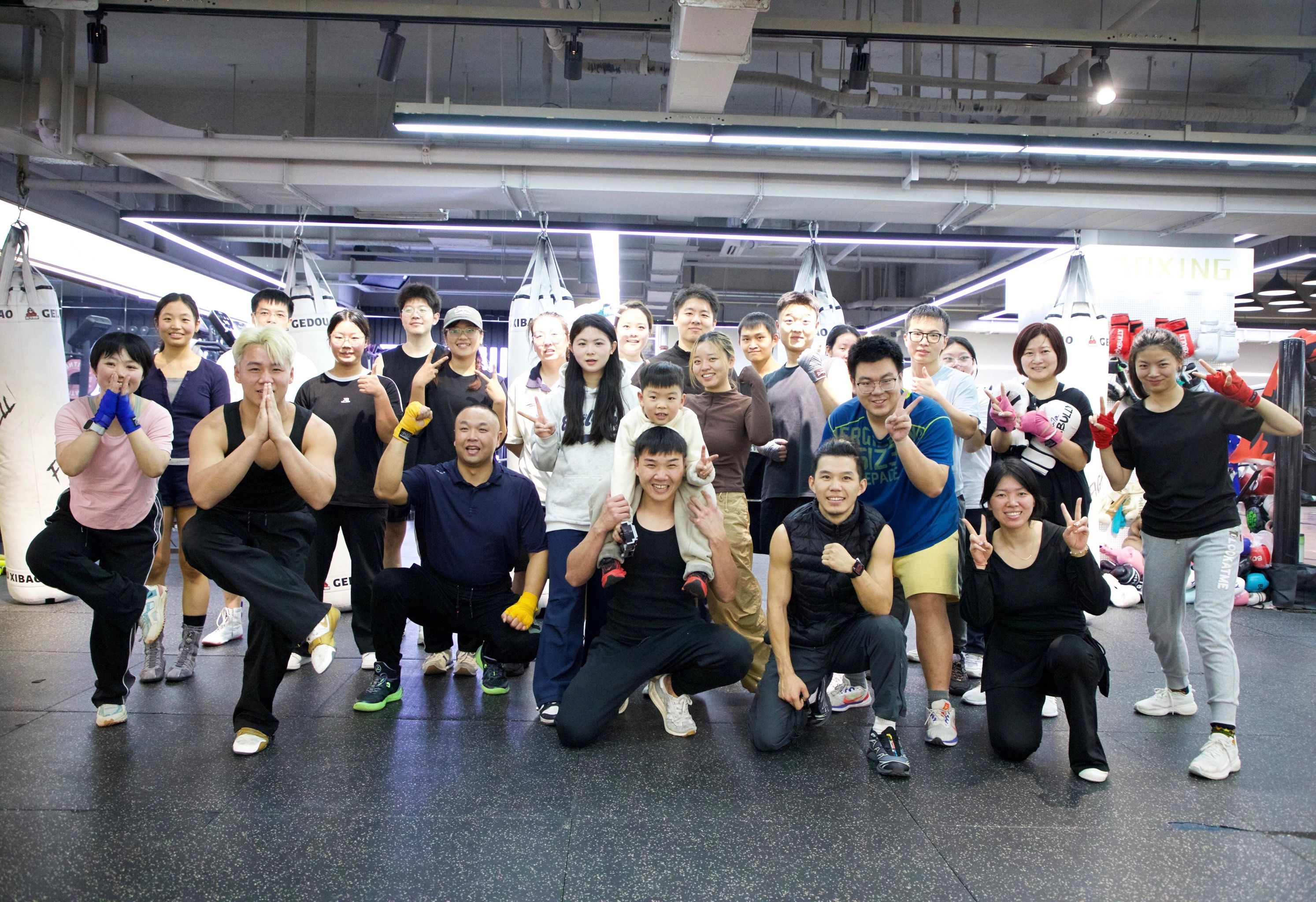 拳击友谊赛上演强强对话，齐鲁貔貅队绝杀皖南灰熊队，多点开花奏效；赛后更衣室沸腾